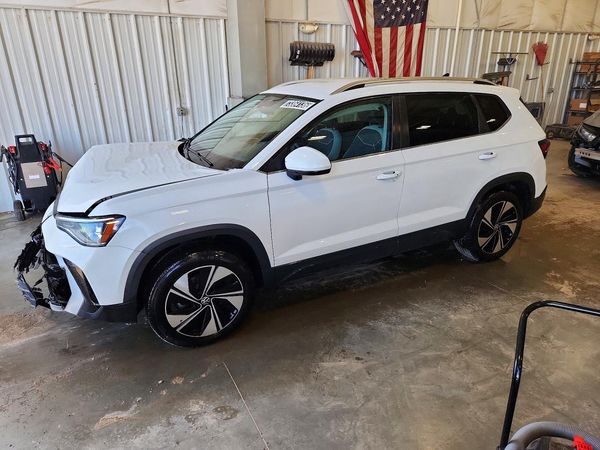 2025 VOLKSWAGEN TAOS 4Motion SE — Front 3/4