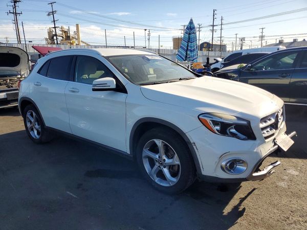 2018 MERCEDES-BENZ GLA GLA250 — Passenger 3/4