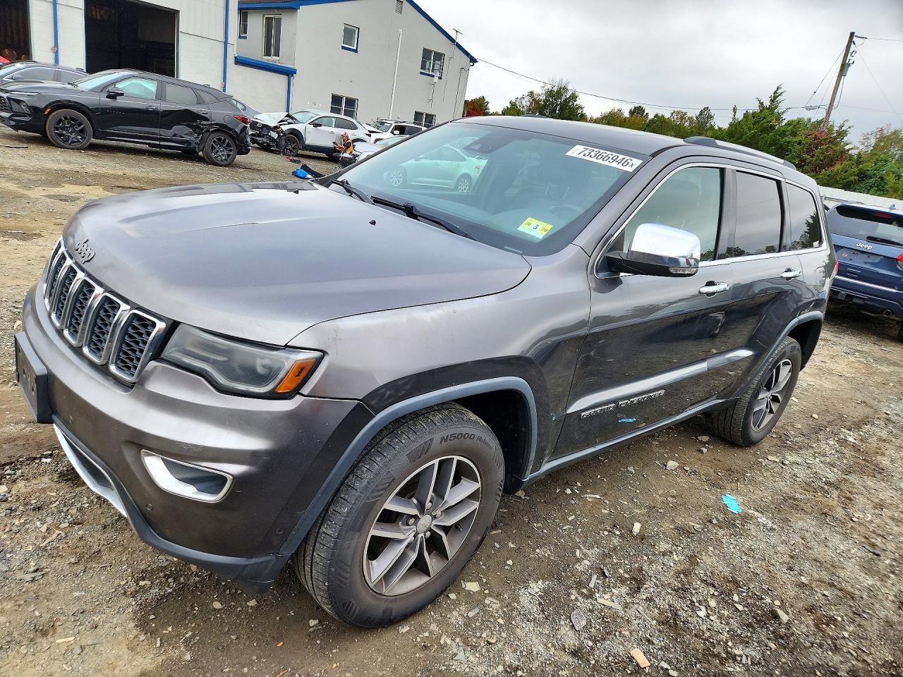 2017 JEEP GRAND CHEROKEE Limited — Front 3/4