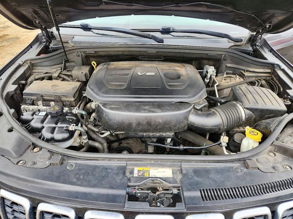 2017 JEEP GRAND CHEROKEE Limited — Engine bay
