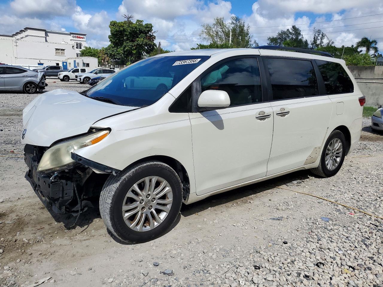 2015 TOYOTA SIENNA — Front 3/4