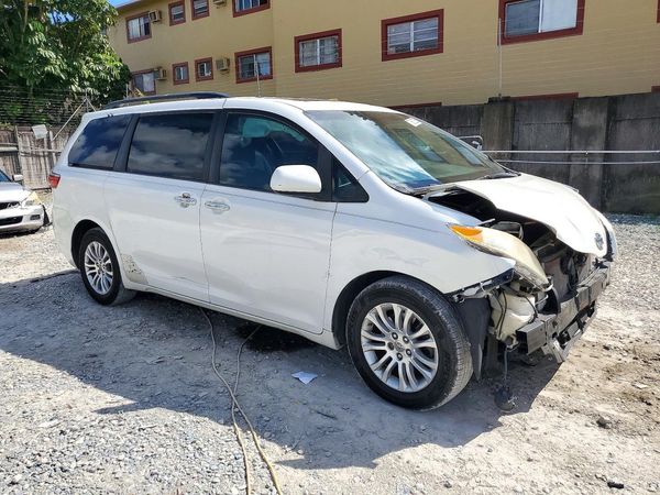 2015 TOYOTA SIENNA — Passenger 3/4