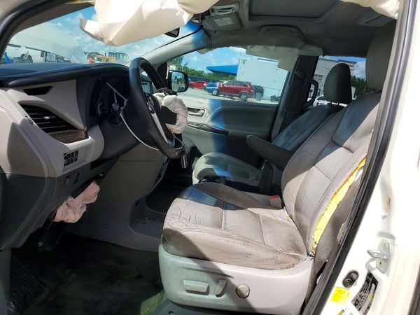 2015 TOYOTA SIENNA — DENT