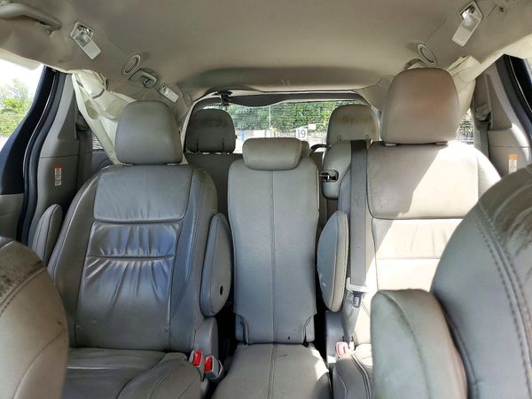 2015 TOYOTA SIENNA — SUVN