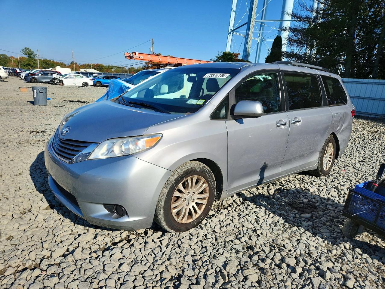 2015 TOYOTA SIENNA — Front 3/4