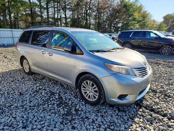 2015 TOYOTA SIENNA — Passenger 3/4