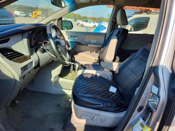 2015 TOYOTA SIENNA — DENT