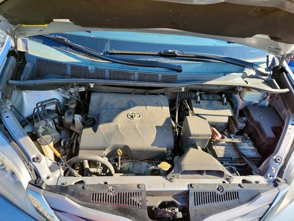 2015 TOYOTA SIENNA — Engine bay