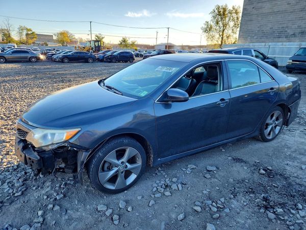 2014 TOYOTA CAMRY — Front 3/4