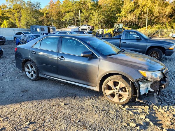 2014 TOYOTA CAMRY — Passenger 3/4