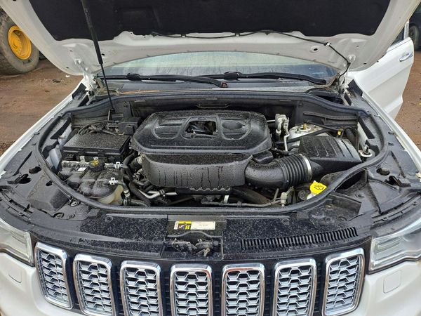 2018 JEEP CHEROKEE Summit — Engine bay
