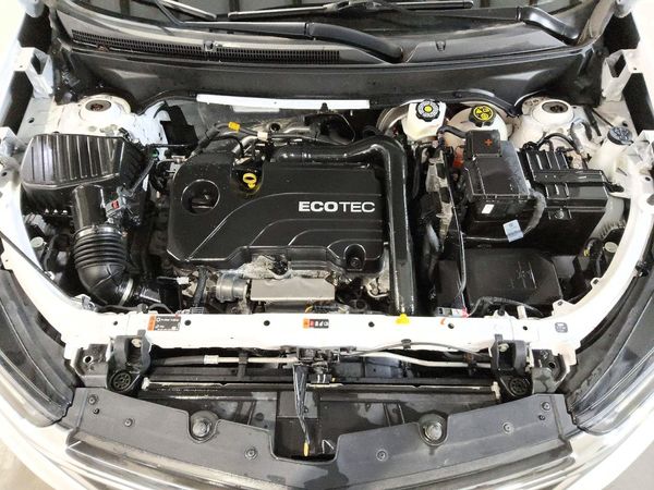 2022 CHEVROLET EQUINOX LT (1LT) — Engine bay