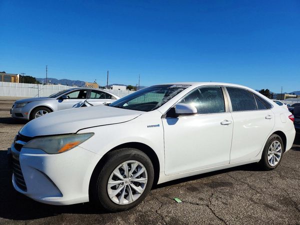 2015 TOYOTA CAMRY Hybrid — Front 3/4