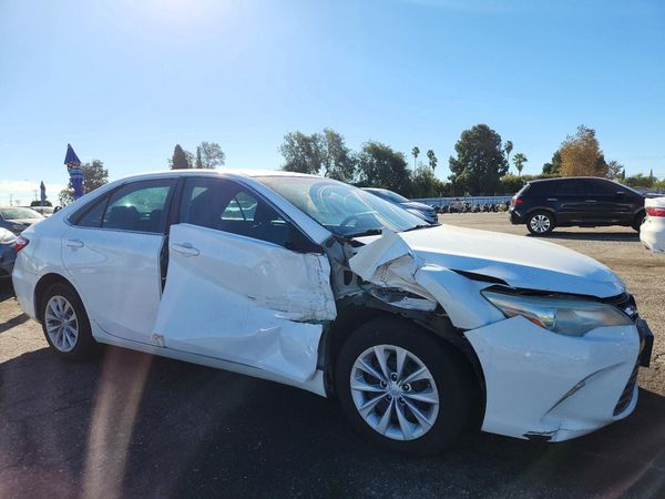 2015 TOYOTA CAMRY Hybrid — Passenger 3/4