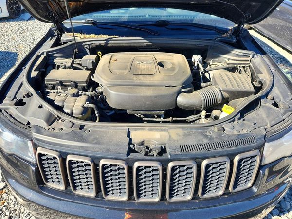 2016 JEEP GRAND CHEROKEE Limited — Engine bay