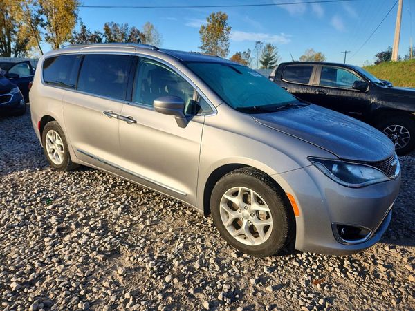 2017 CHRYSLER PACIFICA Touring L Plus — Passenger 3/4