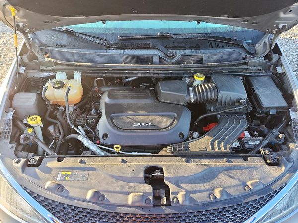 2017 CHRYSLER PACIFICA Touring L Plus — Engine bay