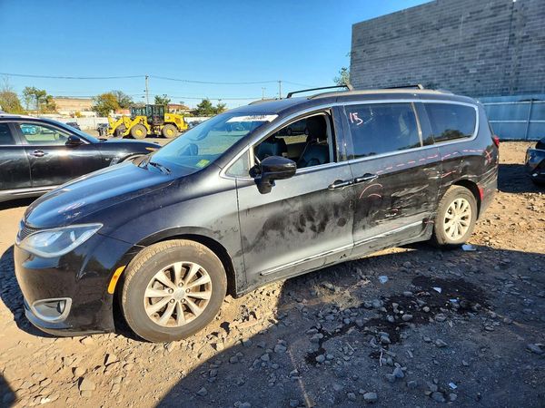 2017 CHRYSLER PACIFICA Touring L — Front 3/4