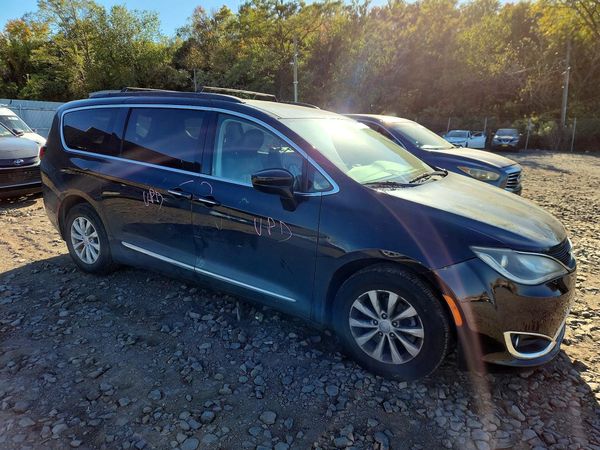 2017 CHRYSLER PACIFICA Touring L — Passenger 3/4