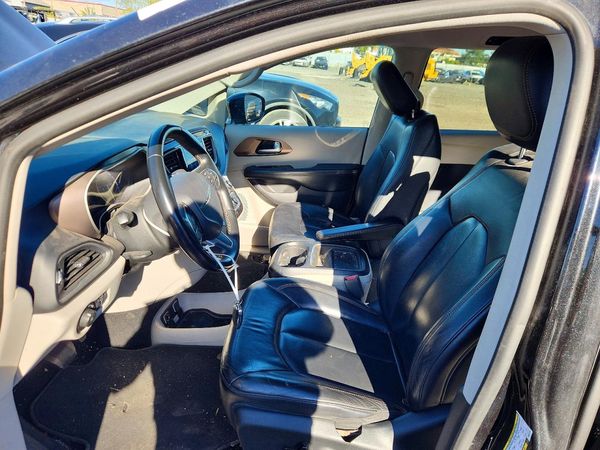 2017 CHRYSLER PACIFICA Touring L — DENT