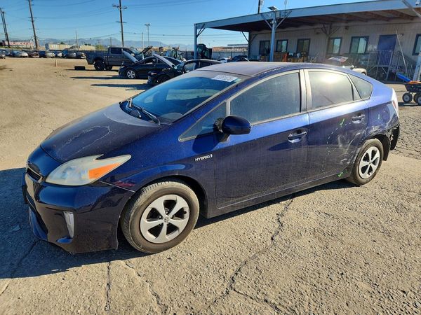 2013 TOYOTA PRIUS — Front 3/4