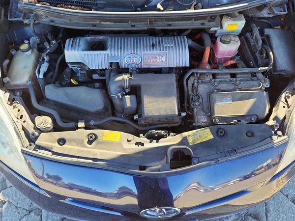 2013 TOYOTA PRIUS — Engine bay