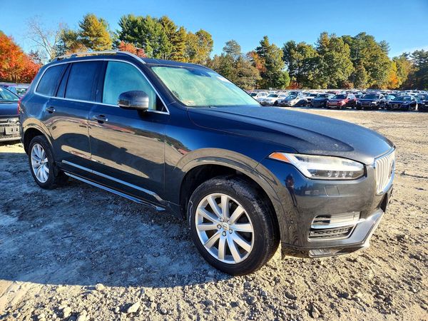 2017 VOLVO XC90 Momentum — Passenger 3/4