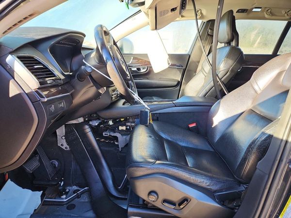 2017 VOLVO XC90 Momentum — DENT