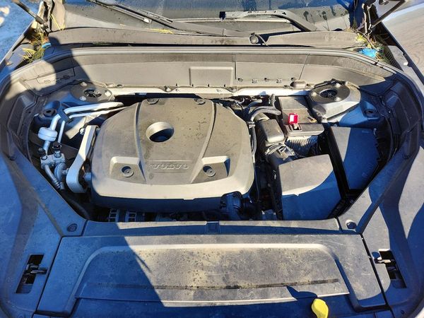 2017 VOLVO XC90 Momentum — Engine bay