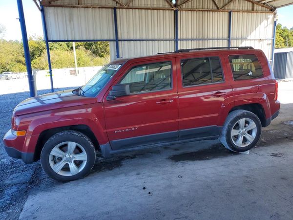 2013 JEEP PATRIOT Latitude — Front 3/4
