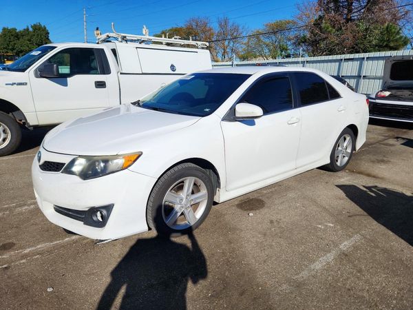 2014 TOYOTA CAMRY — Front 3/4