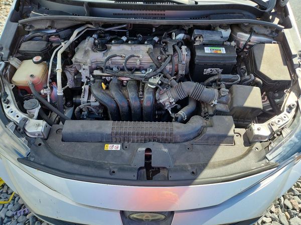 2020 TOYOTA COROLLA LE — Engine bay