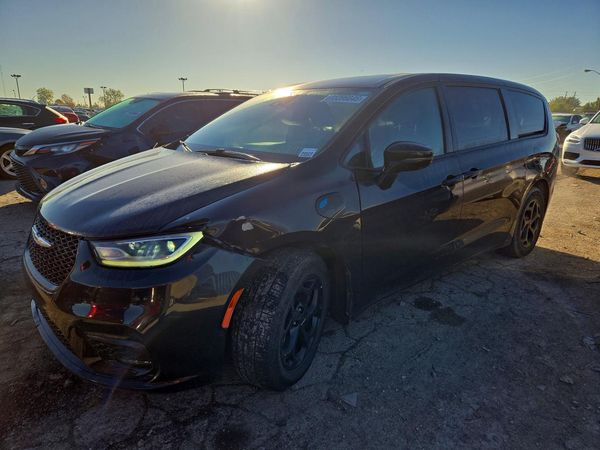 2022 CHRYSLER PACIFICA Touring L — Front 3/4