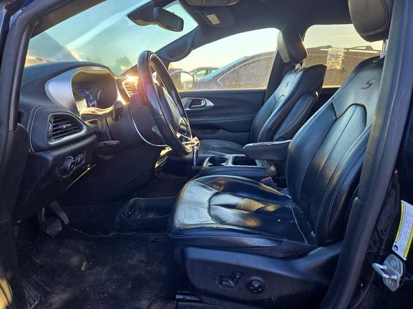 2022 CHRYSLER PACIFICA Touring L — DENT