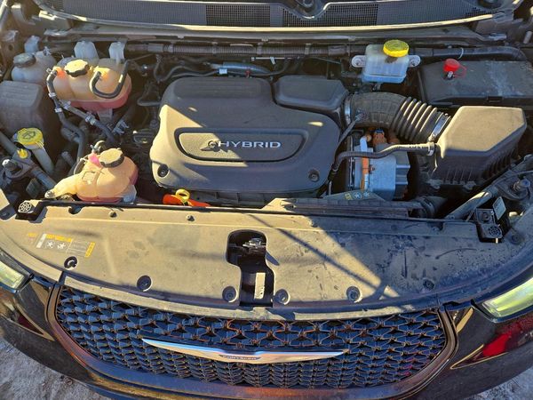 2022 CHRYSLER PACIFICA Touring L — Engine bay