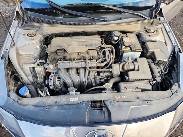 2021 HYUNDAI ELANTRA SE — Engine bay
