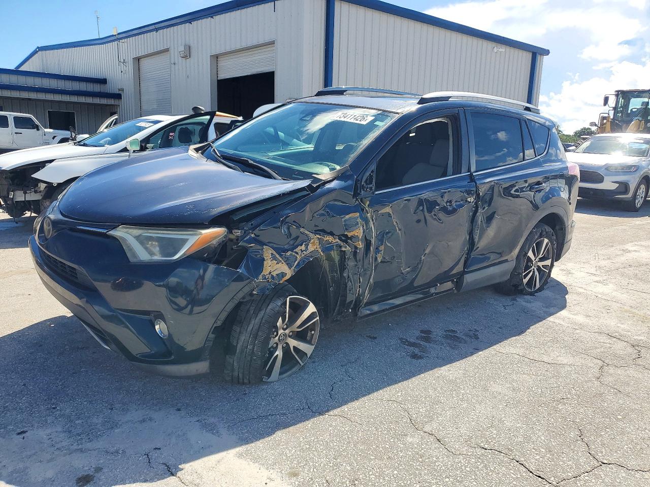 2017 TOYOTA RAV4 XLE — Front 3/4