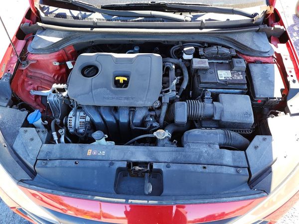 2020 HYUNDAI ELANTRA — Engine bay