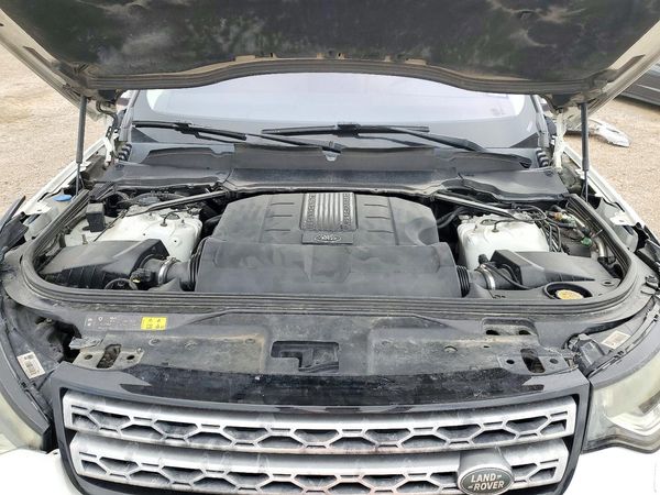 2017 LAND ROVER DISCOVERY HSE — Engine bay
