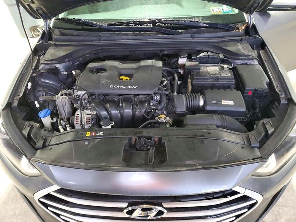 2018 HYUNDAI ELANTRA — Engine bay
