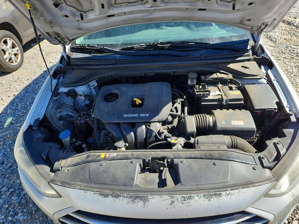 2017 HYUNDAI ELANTRA SE Base — Engine bay