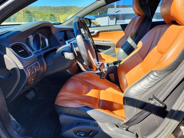 2015 VOLVO V60 Premier (non R design) — DENT
