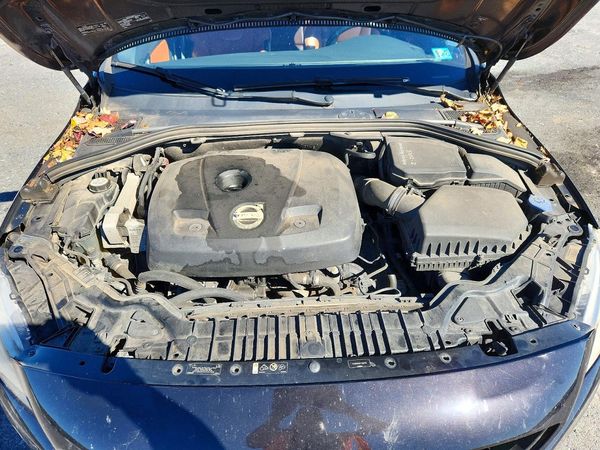 2015 VOLVO V60 Premier (non R design) — Engine bay