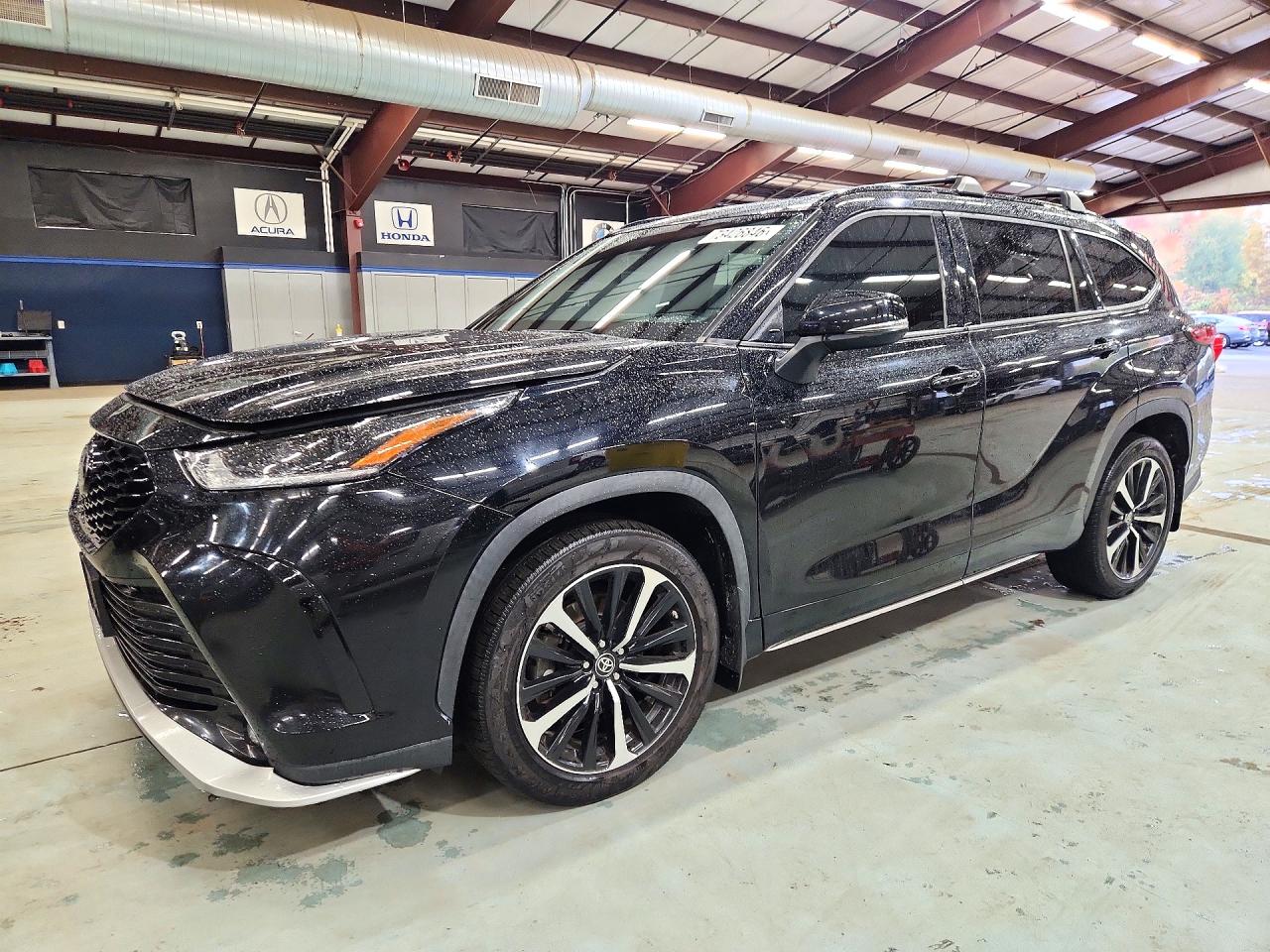 2022 TOYOTA HIGHLANDER XSE — Front 3/4