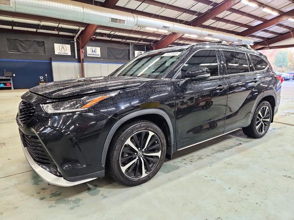 2022 TOYOTA HIGHLANDER XSE — Front 3/4