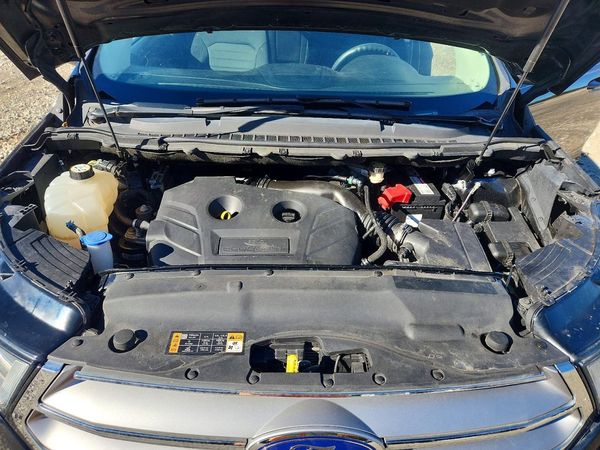 2017 FORD EDGE SE — Engine bay