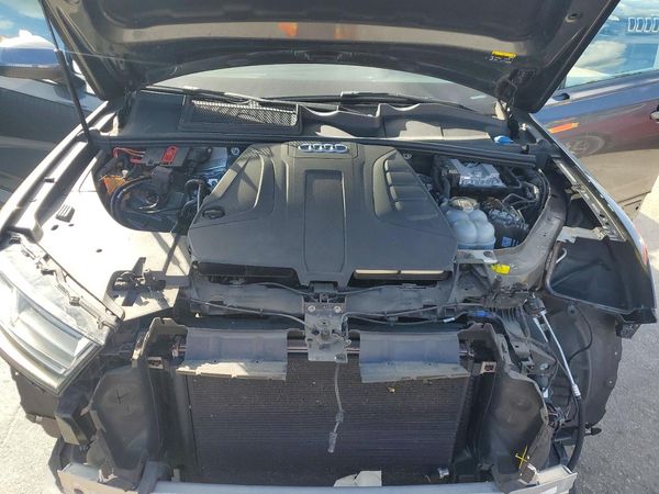 2019 AUDI Q7 — Engine bay