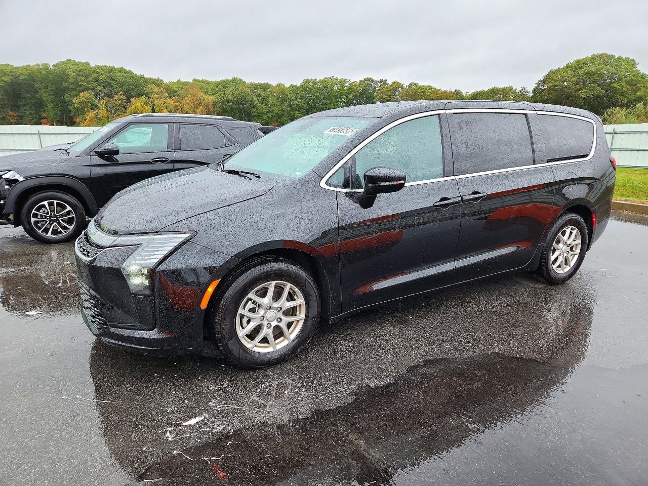 2027 CHRYSLER PACIFICA Select — Front 3/4