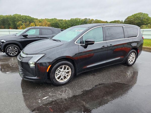 2027 CHRYSLER PACIFICA Select — Front 3/4