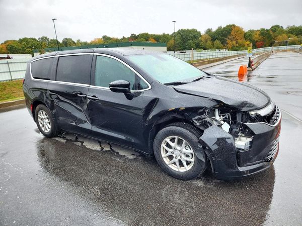 2027 CHRYSLER PACIFICA Select — Passenger 3/4